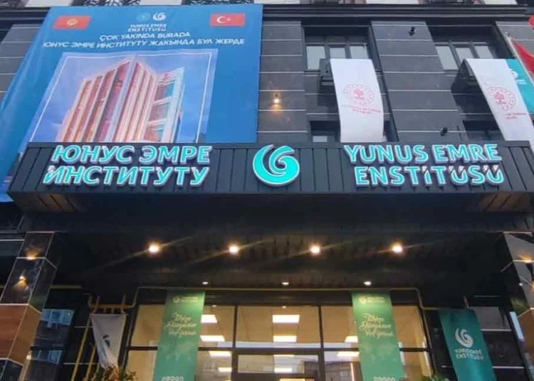 Yunus Emre Vakfı'ndaki soygun soruşturmasında baskı iddiası: Başmüfettişten suç duyurusu 1 Yolsuzluk sebebiyle görevden alınan Yunus Emre Enstitüsü’nün başkanı Prof. Dr. Şeref Ateş firar etti