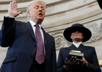 Donald Trump İncil’e el basmadan yemin etti!