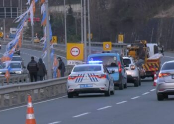 Rize’de Erdoğan gelecek diye yollara polis eşliğinde afiş asıldı, CHP tepkili