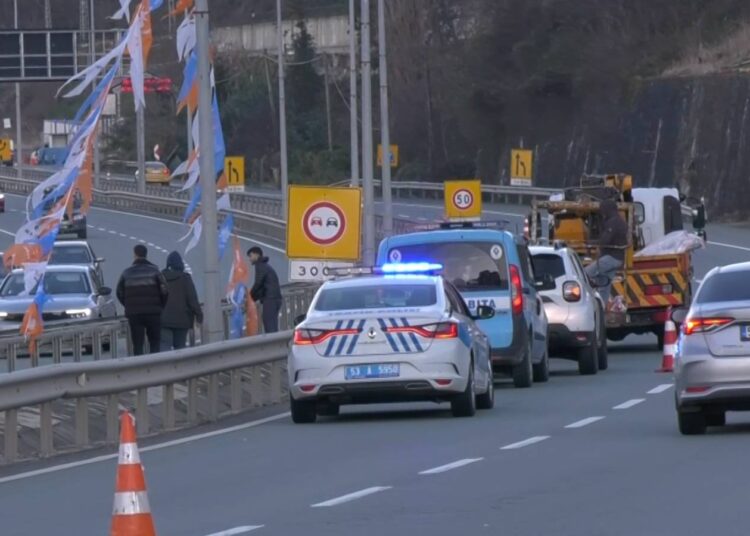 Rize’de Erdoğan gelecek diye yollara polis eşliğinde afiş asıldı, CHP tepkili