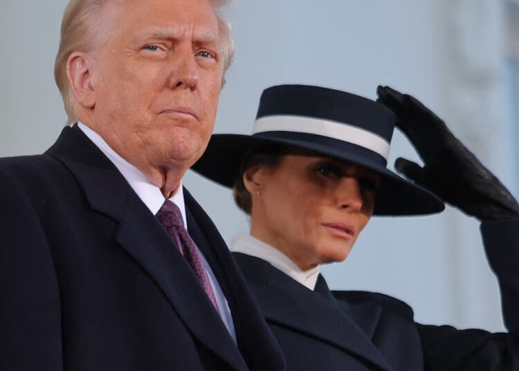 Donald Trump'ın yemin törenine, Melania Trump'ın şapkası damga vurdu 1 Donald Trump’ın yemin törenine, Melania Trump’ın şapkası damga vurdu