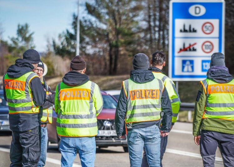 Almanya, 43 bin 500 kişiyi sınırlarından geri çevirdi 1 Almanya, 43 bin 500 kişiyi sınırlarından geri çevirdi