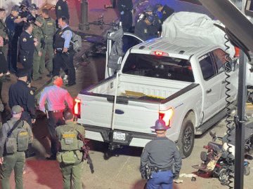 New Orleans's yeni yıl kutlamalarına araç daldı: 10 ölü, 35 yaralı 2 New Orleans's yeni yıl kutlamalarına araç daldı: 10 ölü, 35 yaralı