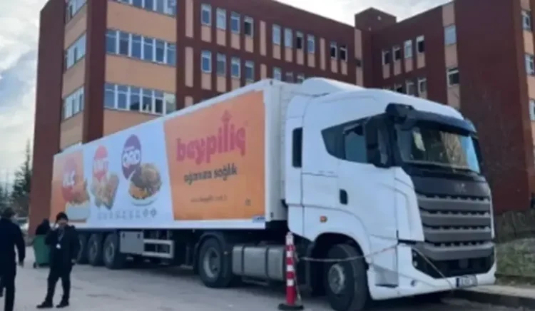 Morg dolunca getirilen kızarmış piliç görselli TIR’a açıklama: Kapatmaya vakit olmadı 1 Morg dolunca getirilen kızarmış piliç görselli TIR’a açıklama: Kapatmaya vakit olmadı