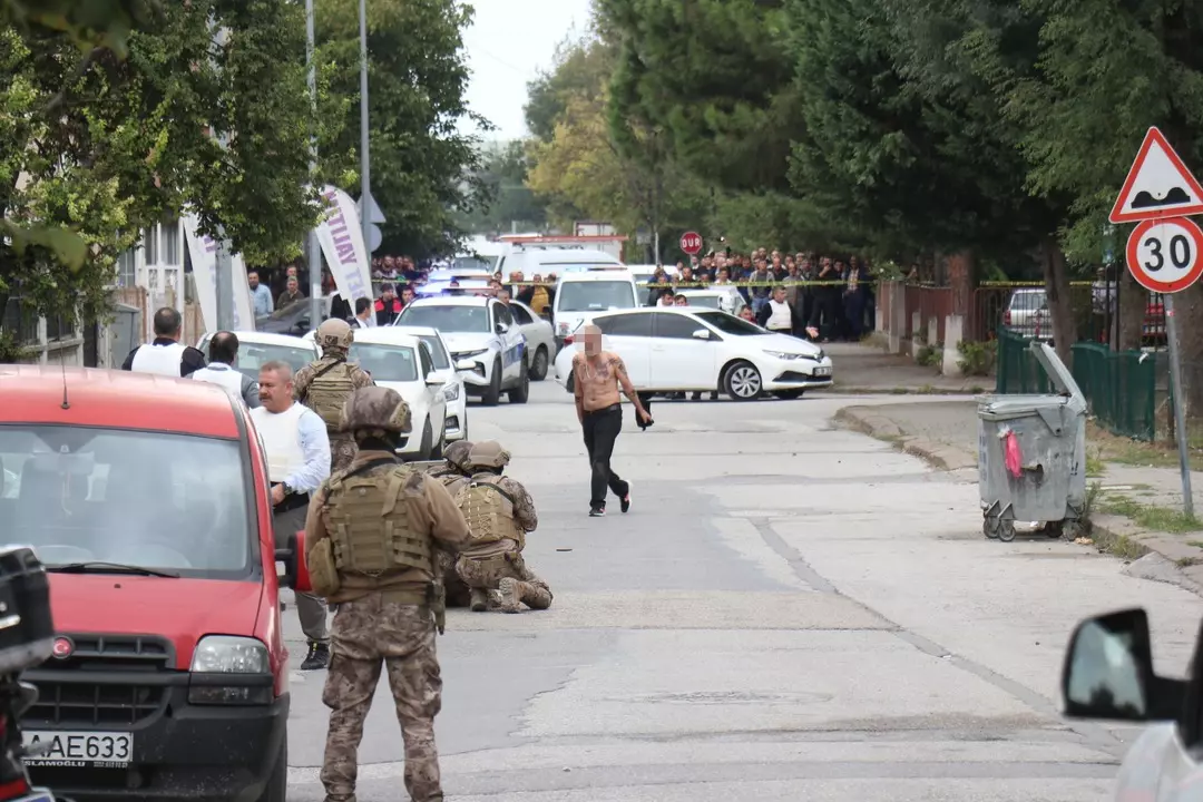 Cezaevinden çıkıp dehşet saçan eski polis, sevgilisini boğazından bıçakladı 2 Cezaevinden çıkıp dehşet saçan eski polis, sevgilisini boğazından bıçakladı