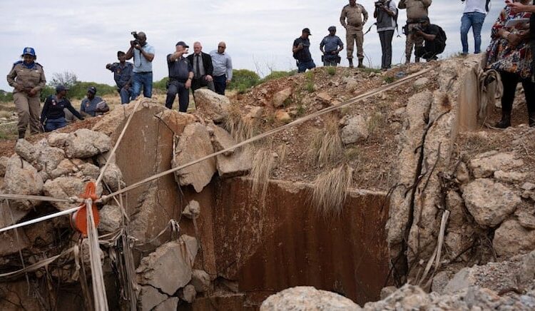 Yer altından çıkmaya direnen madenciler, açlıktan ölenleri yemeye başladı 1 Yer altından çıkmaya direnen madenciler, açlıktan ölenleri yemeye başladı