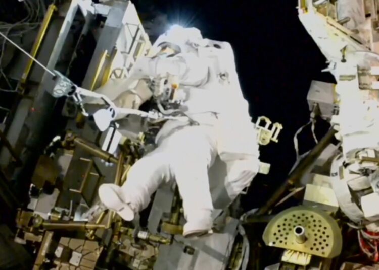 Uzayda mahsur kalan kadın astronot, 7 ay sonra uzay yürüyüşü yaptı