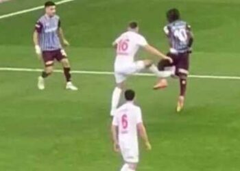 Trabzonspor’dan hakem tepkisi: Biz sahada rol yapmıyoruz, siz de masada ahlaksızlık yapmayın!