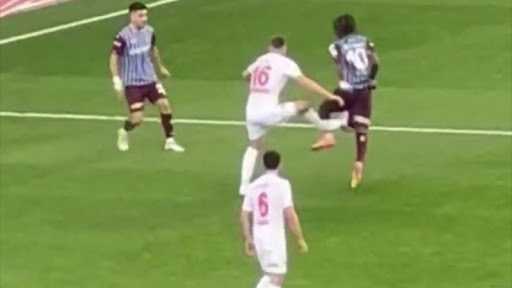 Trabzonspor'dan hakem tepkisi: Biz sahada rol yapmıyoruz, siz de masada ahlaksızlık yapmayın! 1 Trabzonspor’dan hakem tepkisi: Biz sahada rol yapmıyoruz, siz de masada ahlaksızlık yapmayın!