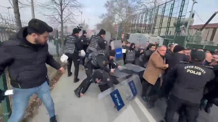 İmamoğlu iki soruşturma kapsamında ifade verdi, destek için gelenler Çağlayan'ı doldurdu
