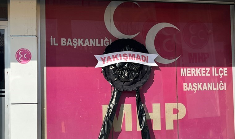Şehit ailelerinin MHP’ye bıraktığı siyah çelengin faturası Emniyet Müdürü’ne kesildi
