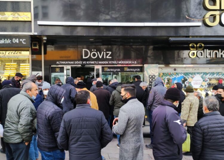 Vatandaş son bir yılda dövize yöneldi, tarihi rekor kırıldı