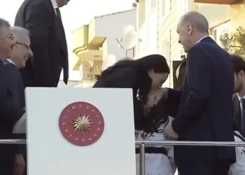 Erdoğan, elini öpen AK Partili kadın vekile 200 lira harçlık verdi