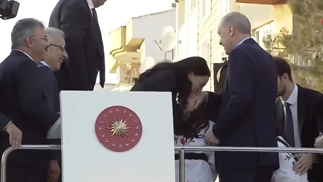 Erdoğan, elini öpen AK Partili kadın vekile 200 lira harçlık verdi 1 Erdoğan, elini öpen AK Partili kadın vekile 200 lira harçlık verdi