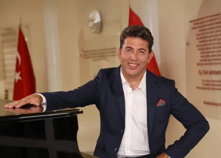 Oyuncu Emre Kınay’ın Londra’daki yeni işi şaşırttı
