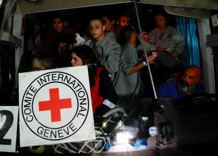 Kadın ve çocuklardan oluşan 90 Filistinli esir coşkuyla karşılandı