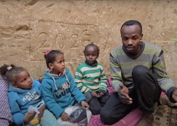 Filistinli baba ailesini soğuktan korumak için ‘çukur ev’ yaptı