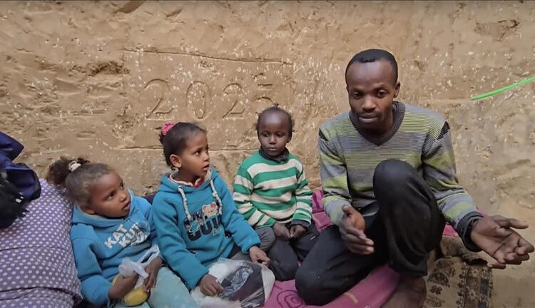 Filistinli baba ailesini soğuktan korumak için ‘çukur ev’ yaptı 1 Filistinli baba ailesini soğuktan korumak için ‘çukur ev’ yaptı