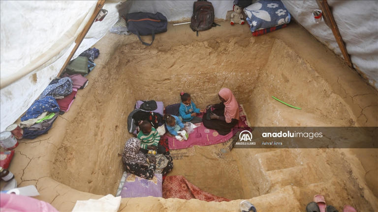 Filistinli baba ailesini soğuktan korumak için ‘çukur ev’ yaptı 2 Filistinli baba ailesini soğuktan korumak için ‘çukur ev’ yaptı