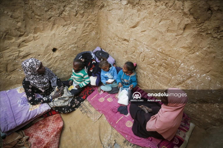 Filistinli baba ailesini soğuktan korumak için ‘çukur ev’ yaptı 3 Filistinli baba ailesini soğuktan korumak için ‘çukur ev’ yaptı