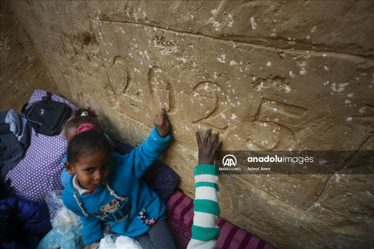 Filistinli baba ailesini soğuktan korumak için ‘çukur ev’ yaptı