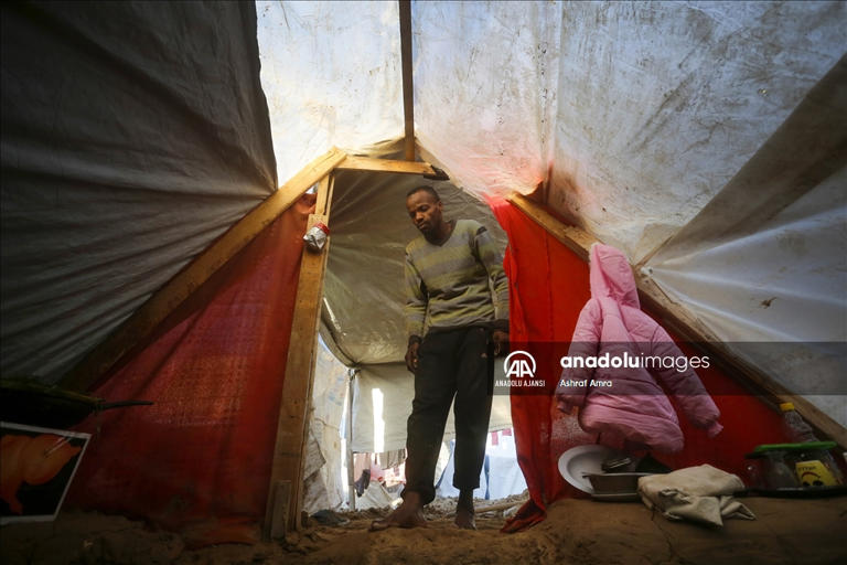 Filistinli baba ailesini soğuktan korumak için ‘çukur ev’ yaptı 5 Filistinli baba ailesini soğuktan korumak için ‘çukur ev’ yaptı