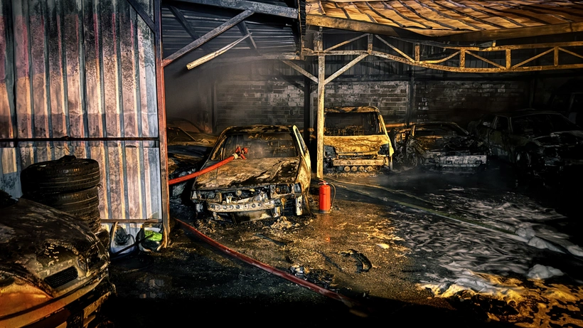 Oto Galeri’de yangın: 13 araç küle döndü