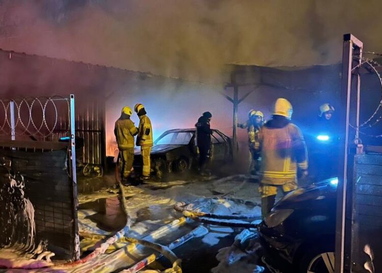 Oto Galeri’de yangın: 13 araç küle döndü 1 Oto Galeri’de yangın: 13 araç küle döndü