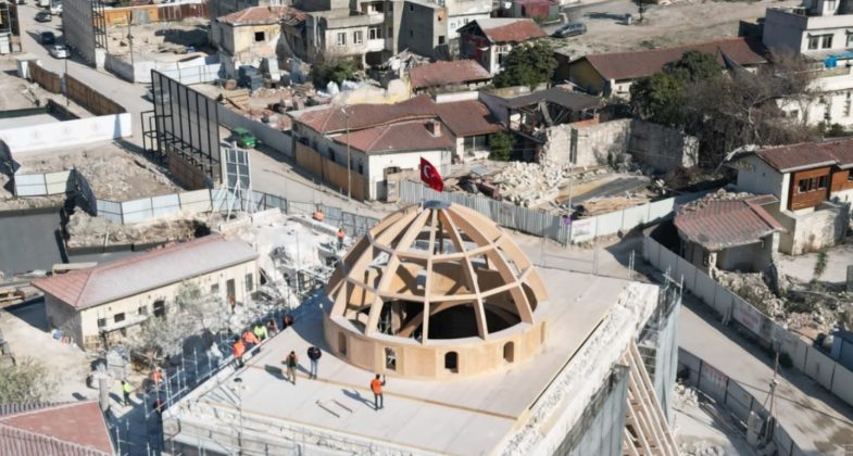 Habib-i Neccar Camii'nin kubbe kalıbı yerleştirildi