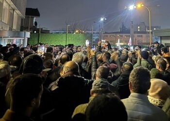 Halk TV önünde ‘3 gazeteciye’ destek gösterisi 4 Halk TV önünde ‘3 gazeteciye’ destek gösterisi