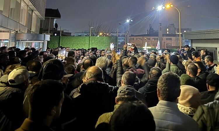 Halk TV önünde ‘3 gazeteciye’ destek gösterisi