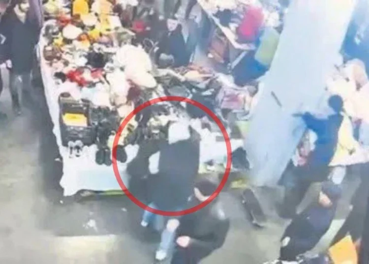 Ünlü İtalyan şefin 15 yaşındaki oğlu, Kadıköy'de bıçaklı saldırıya uğradı 1 Ünlü İtalyan şefin 15 yaşındaki oğlu, Kadıköy’de bıçaklı saldırıya uğradı