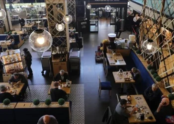 Bu da yeni icat oldu; sipariş vermeyene ‘masa ücreti’