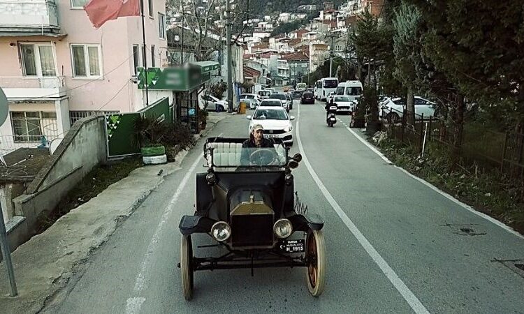 Bursalı antika tutkunu, 110 yaşındaki otomobiliyle şehir turu atıyor 1 Bursalı antika tutkunu, 110 yaşındaki otomobiliyle şehir turu atıyor