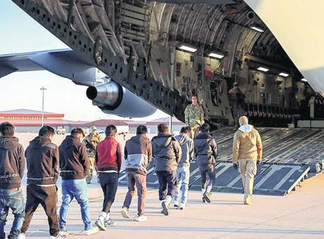 Kolombiya geri adım attı, ABD’nin gönderdiği göçmenleri kabul edecek