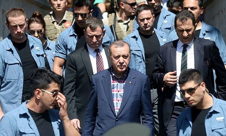 Cumhurbaşkanı’nın 2 bin 500 kişilik koruma ordusunun Türkiye’ye 11 aylık maliyeti 2,1 milyar lira 1 Cumhurbaşkanı’nın 2 bin 500 kişilik koruma ordusunun Türkiye’ye 11 aylık maliyeti 2,1 milyar lira
