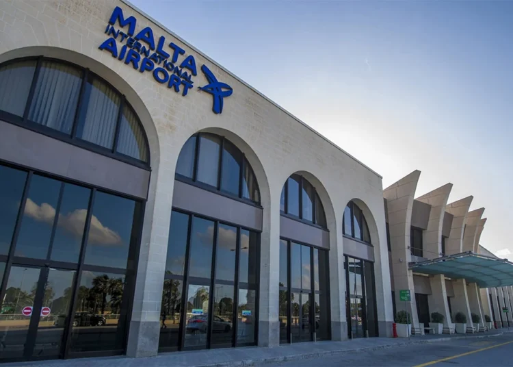 Malta Havalimanına acil iniş yapan THY uçağındaki bazı yolcular kaçarak kayıplara karıştı