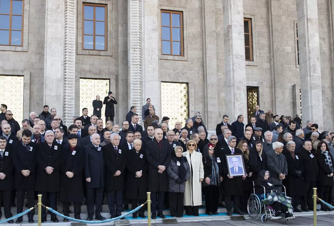 Nahit Menteşe’nin cenaze töreninde dikkat çeken olay: Dervişoğlu ile Bahçeli tokalaşmadı!