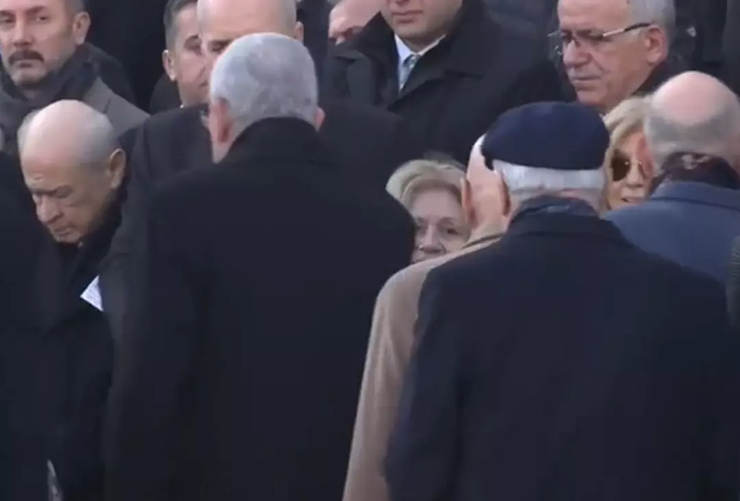 Nahit Menteşe’nin cenaze töreninde dikkat çeken olay: Dervişoğlu ile Bahçeli tokalaşmadı!
