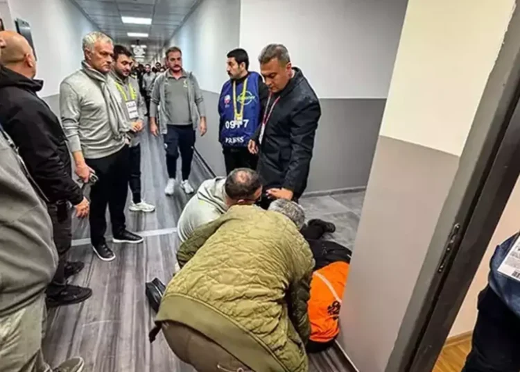 Mourinho, bayılan güvenlikçinin başından ayrılmadı 1 Mourinho, bayılan güvenlikçinin başından ayrılmadı