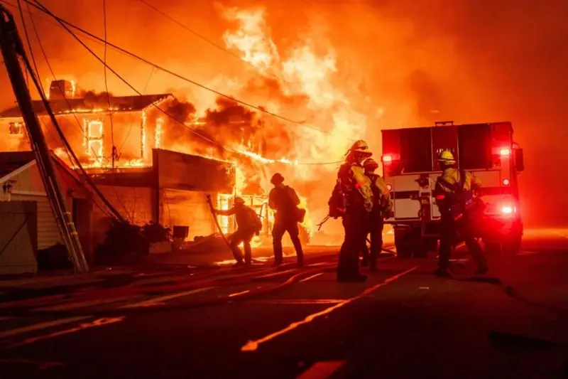 ABD, Los Angeles yangınını söndüremiyor: 10 kişi öldü, 10 bin yapı kül oldu! 2 ABD, Los Angeles yangınını söndüremiyor: 10 kişi öldü, 10 bin yapı kül oldu!
