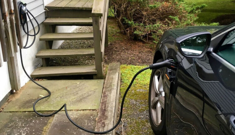 Elektrikli otomobil yangınlarının en önemli nedeni evlerdeki basit prizler