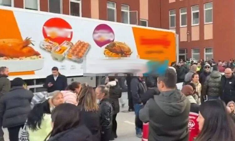 Bolu'da morg kapasitesi dolunca hastane önüne konan piliç görselli tır tepki çekti 1 Bolu’da morg kapasitesi dolunca hastane önüne konan piliç görselli tır tepki çekti