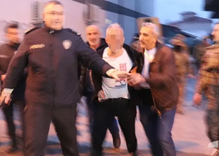 Cezaevinden çıkıp dehşet saçan eski polis, sevgilisini boğazından bıçakladı 1 Cezaevinden çıkıp dehşet saçan eski polis, sevgilisini boğazından bıçakladı