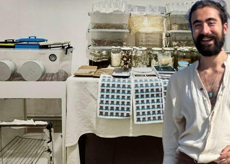 'Profesör' lakaplı zehir taciri yakalandı: Evinden onlarca kilo uyuşturucu çıktı 1 ‘Profesör’ lakaplı zehir taciri yakalandı: Evinden onlarca kilo uyuşturucu çıktı