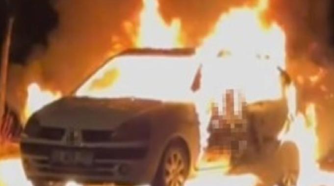 Aracının içinde kendini ateşe verdi; son anda vazgeçti ama çıkamadı!