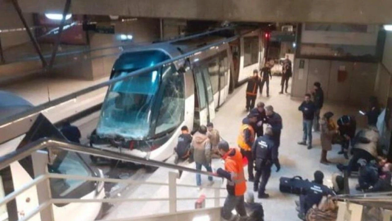 Strazburg’da iki tramvay kafa kafaya çarpıştı: Ağır yaralılar var! 3 Strazburg’da iki tramvay kafa kafaya çarpıştı: Ağır yaralılar var!