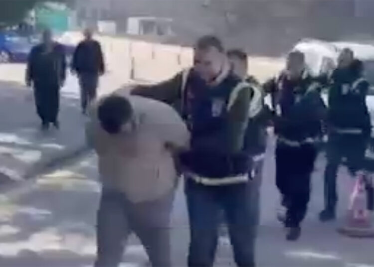 Ankara'da Martı TAG sürücüsünü darp eden 4 taksi şoförü tutuklandı 1 Ankara’da Martı TAG sürücüsünü darp eden 4 taksi şoförü tutuklandı