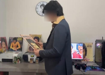 Kur’an’ı Kerim’e ayaklarıyla basan Ferdi Tayfur hayranı genç, tutuklandı