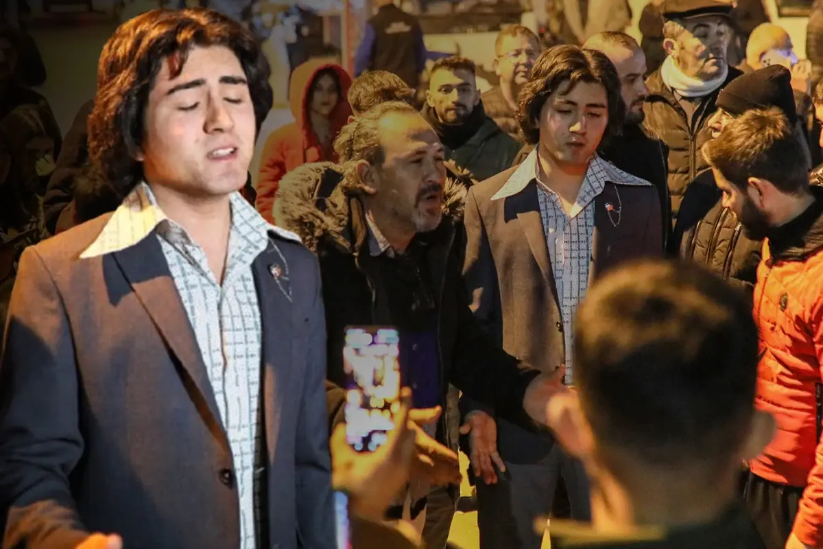 Kur’an’ı Kerim’e ayaklarıyla basan Ferdi Tayfur hayranı genç, tutuklandı 3 Kur’an’ı Kerim’e ayaklarıyla basan Ferdi Tayfur hayranı genç, tutuklandı